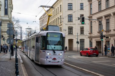 BRNO, ÇEK CUMHURİYETİ - 25 Şubat 2022. Trams Vario LF2R.E # 1102 ve Vario LFR.E # 1541 yolcular ile Brno sokaklarında.