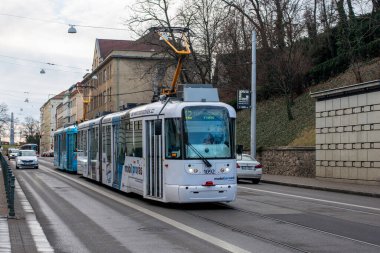 BRNO, ÇEK CUMHURİYETİ - 25 Şubat 2022. Trams Vario LF2R.E # 1092 ve Vario LFR.E # 1557 yolcular ile Brno sokaklarında.