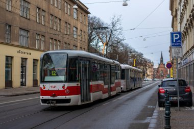 BRNO, ÇEK CUMHURİYETİ - 25 Şubat 2022. Trams Vario LF2R.E # 1102 ve Vario LFR.E # 1541 yolcular ile Brno sokaklarında.