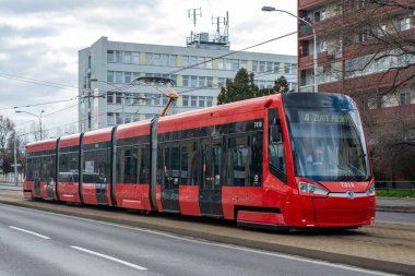 BRATISLAVA, SLOVAKIA - 26 Şubat 2022. Tram Skoda 29T2 # 7418 Bratislava sokaklarında.