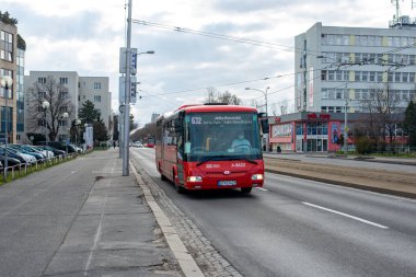 BRATISLAVA, SLOVAKIA - 26 Şubat 2022. SOR 12.3 # 8622 numaralı otobüs Bratislava sokaklarında ilerliyor.