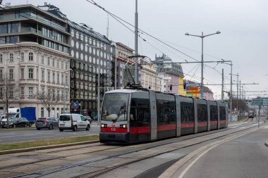 Vienna, AUSTRIA - Mart 05, 2022. Tram Siemens VLF-B1 # 725 Viyana sokaklarında.