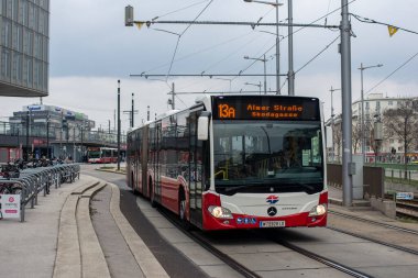 Vienna, AUSTRIA - Mart 05, 2022. Mercedes-Benz O530 # 8761 numaralı otobüs Viyana sokaklarında ilerliyor..