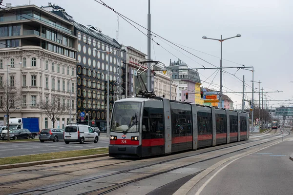 Vienna, AUSTRIA - Mart 05, 2022. Tram Siemens VLF-B1 # 725 Viyana sokaklarında.