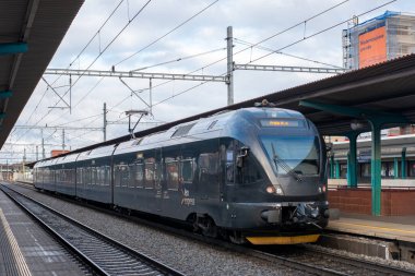 PARDUBICE, CZECH Cumhuriyet - 22 Şubat 2022. Train Stadler 480 LE # 480 002-5 Pardubice sokaklarında yolcularla birlikte.