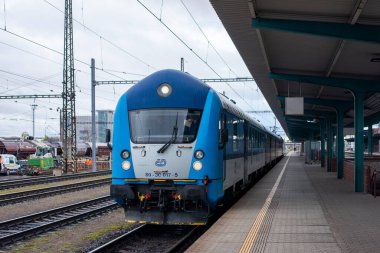 PARDUBICE, CZECH Cumhuriyet - 22 Şubat 2022. Train Vagonka Studenka Bfhpvee295 # 80-30 017-5 Pardubice sokaklarında yolcularla birlikte.