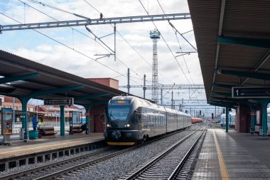 PARDUBICE, CZECH Cumhuriyet - 22 Şubat 2022. Train Stadler 480 LE # 480 002-5 Pardubice sokaklarında yolcularla birlikte.