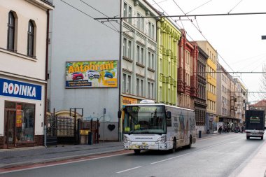 HRADEC KRALOVE, CZECH Cumhuriyet - 22 Şubat 2022. Irisbus Citelis 'in 12M # 164 numaralı otobüsü Hradec Kralove sokaklarında yolcularla birlikte ilerliyor..