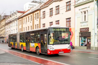 HRADEC KRALOVE, CZECH Cumhuriyet - 22 Şubat 2022. Irisbus Citelis 18M # 232 numaralı otobüs Hradec Kralove sokaklarında yolcularla yolculuk ediyor..