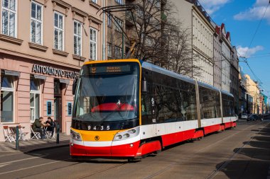 PRAG, ÇEK CUMHURİYETİ - 23 Şubat 2022. Tramvay Skoda 15T7 # 9435 Prag sokaklarında yolcularla birlikte.