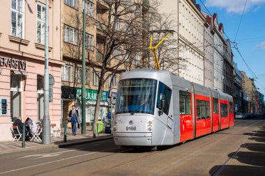 PRAG, ÇEK CUMHURİYETİ - 23 Şubat 2022. Tramvay Skoda 14T Elektra # 9166 Prag sokaklarında yolcularla birlikte..