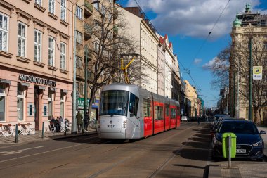 PRAG, ÇEK CUMHURİYETİ - 23 Şubat 2022. Tramvay Skoda 14T Elektra # 9157 Prag sokaklarında yolcularla birlikte..