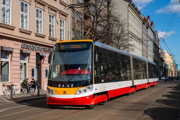 PRAG, ÇEK CUMHURİYETİ - 23 Şubat 2022. Tramvay Skoda 15T7 # 9435 Prag sokaklarında yolcularla birlikte.