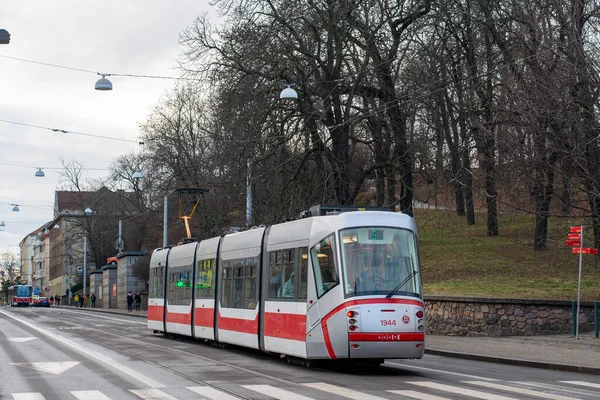 BRNO, ÇEK CUMHURİYETİ - 25 Şubat 2022. Tramvay Skoda 13T Elektra # 1944 Brno sokaklarında yolcularla yolculuk ediyor..