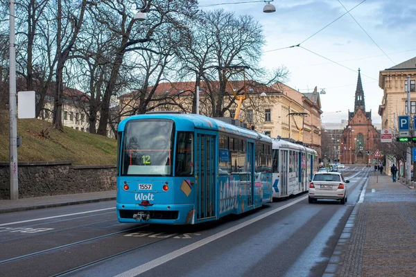 BRNO, ÇEK CUMHURİYETİ - 25 Şubat 2022. Trams Vario LF2R.E # 1102 ve Vario LFR.E # 1541 yolcular ile Brno sokaklarında.