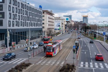 BRATISLAVA, SLOVAKIA - 26 Şubat 2022. Tram Tatra K2S # 7132 Bratislava sokaklarında.
