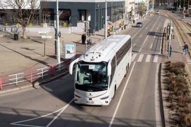 BRATISLAVA, SLOVAKIA - 26 Şubat 2022. Scania Irizar 'ın otobüsü # 307 Bratislava sokaklarında ilerliyor..