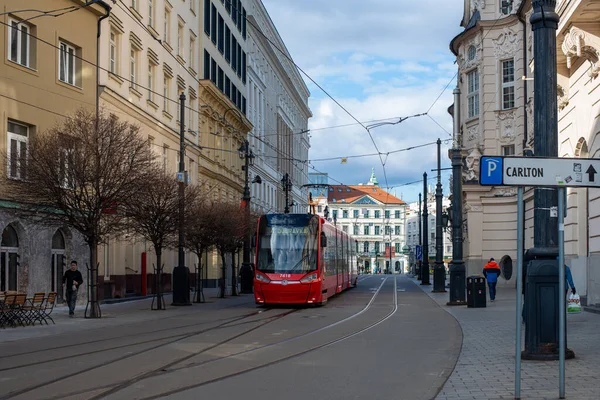 BRATISLAVA, SLOVAKIA - 26 Şubat 2022. Tram Skoda 29T2 # 7418 Bratislava sokaklarında.
