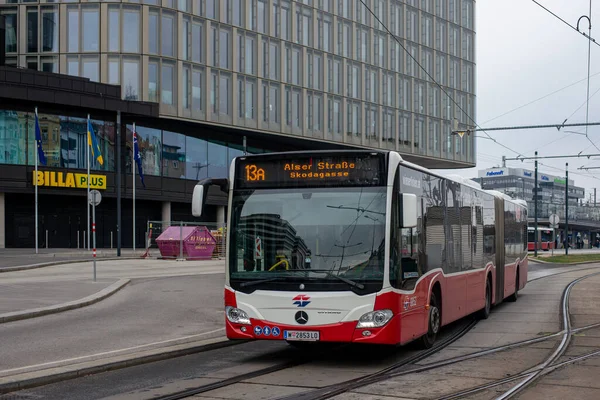 Vienna, AUSTRIA - Mart 05, 2022. Mercedes-Benz O530 # 8852 numaralı otobüs Viyana sokaklarında ilerliyor..