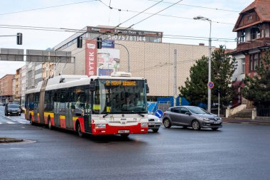 HRADEC KRALOVE, CZECH Cumhuriyet - 22 Şubat 2022. Trolleybus Skoda 31TR # 73 Hradec Kralove sokaklarında yolcularla birlikte.