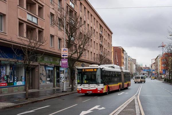 HRADEC KRALOVE, CZECH Cumhuriyet - 22 Şubat 2022. Trolleybus Skoda 31TR # 73 Hradec Kralove sokaklarında yolcularla birlikte.