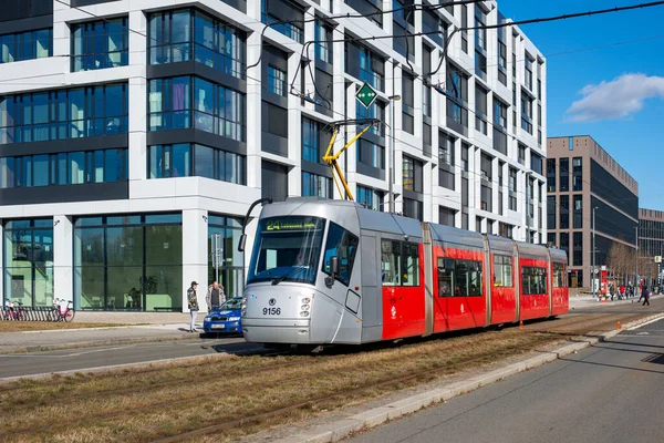 PRAG, ÇEK CUMHURİYETİ - 23 Şubat 2022. Tramvay Skoda 14T Elektra # 9156 Prag sokaklarında yolcularla birlikte..