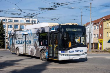 JIHLAVA, CZECH Cumhuriyet - 24 Şubat 2022. Trolleybus Skoda 26Tr Solaris # 90 Jihlava sokaklarında at sürüyor.