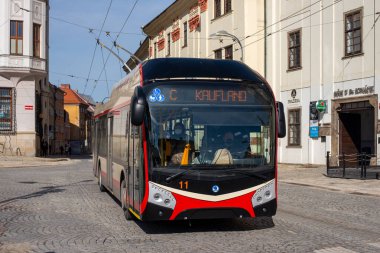 JIHLAVA, CZECH Cumhuriyet - 24 Şubat 2022. Trolleybus Skoda 32TR SOR # 11 Jihlava sokaklarında.