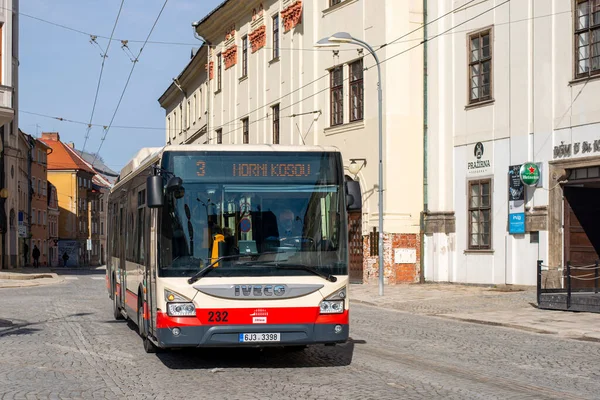JIHLAVA, CZECH Cumhuriyet - 24 Şubat 2022. Iveco Urbanway 12M # 232 numaralı otobüs Jihlava sokaklarında ilerliyor..