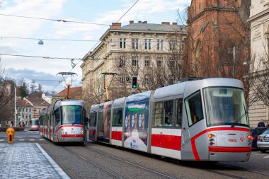 BRNO, ÇEK CUMHURİYETİ - 25 Şubat 2022. Tramvay Skoda 13T Elektra # 1941 ve 1906 Brno sokaklarında yolcularla birlikte.