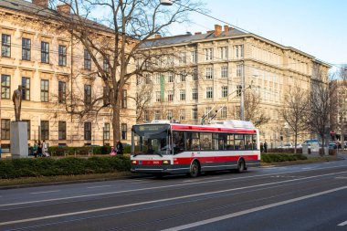 BRNO, ÇEK CUMHURİYETİ - 25 Şubat 2022. Trolleybus Skoda 21Tr # 3009 Brno sokaklarında yolcularla birlikte.