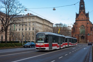 BRNO, ÇEK CUMHURİYETİ - 25 Şubat 2022. Trams Vario LF2R.E ve Vario LFRE # 1590 Brno sokaklarında yolcularla birlikte..