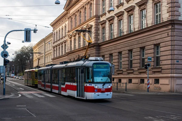 BRNO, ÇEK CUMHURİYETİ - 25 Şubat 2022. Trams Vario LF2R.E # 1088 ve Vario LFRE Brno caddelerinde yolcularla at sürüyorlar..