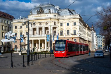 BRATISLAVA, SLOVAKIA - 26 Şubat 2022. Tram Skoda 29T2 # 7424 Bratislava sokaklarında.