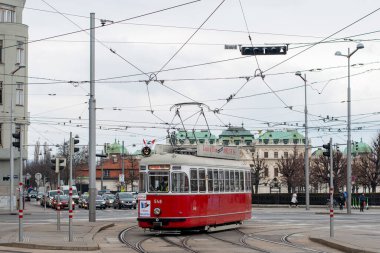 Vienna, AUSTRIA - Mart 05, 2022. Viyana sokaklarında giden L # 548 tipi tramvay..