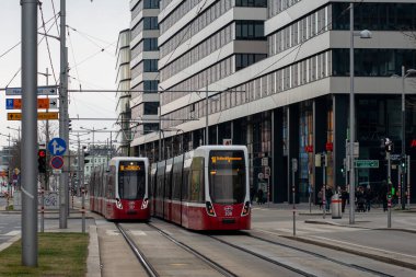 Vienna, AUSTRIA - Mart 05, 2022. Viyana sokaklarında Tramvay Bombacısı Flexity Wien # 307 ve 308.
