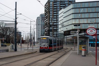 Vienna, AUSTRIA - Mart 05, 2022. Tram Siemens VLF-B # 647 Viyana sokaklarında ilerliyor..