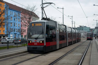Vienna, AUSTRIA - Mart 05, 2022. Trams Siemens VLF-B # 693 ve Siemens VLF-B1 # 702 Viyana sokaklarında.