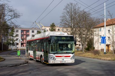 PARDUBICE, CZECH Cumhuriyet - 22 Şubat 2022. Trolleybus Skoda 24Tr Irisbus # 320 Pardubice sokaklarında yolcularla birlikte.