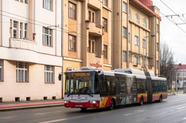 HRADEC KRALOVE, CZECH Cumhuriyet - 22 Şubat 2022. Trolleybus Skoda S1TR # 67 Hradec Kralove sokaklarında yolcularla birlikte.