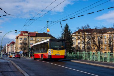 HRADEC KRALOVE, CZECH Cumhuriyet - 22 Şubat 2022. Elektrik otobüsü SOR NS 12 Elektrik # 406 Hradec Kralove sokaklarında yolcularla birlikte.