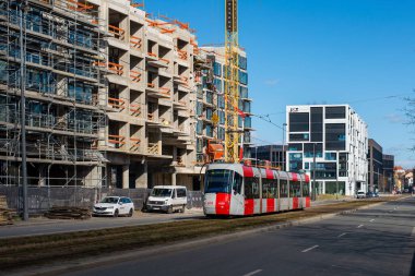 PRAG, ÇEK CUMHURİYETİ - 23 Şubat 2022. Tramvay Skoda 14T # 9158 Prag sokaklarında yolcularla birlikte..