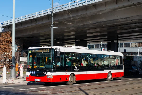 布拉格 2022年2月23日 Sor 3975巴士与乘客一起在布拉格街道上行驶 — 图库照片