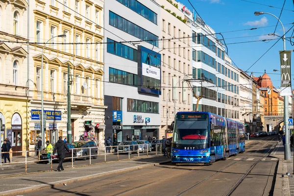 PRAG, ÇEK CUMHURİYETİ - 23 Şubat 2022. Tramvay Skoda 15T2 # 9217 Prag sokaklarında yolcularla birlikte.