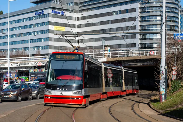 PRAG, ÇEK CUMHURİYETİ - 23 Şubat 2022. Tramvay Skoda 15T3 # 9302 Prag sokaklarında yolcularla birlikte.