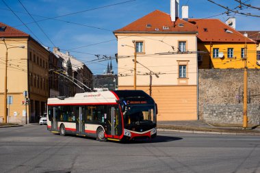 JIHLAVA, CZECH Cumhuriyet - 24 Şubat 2022. Trolleybus Skoda 32TR SOR # 12 Jihlava sokaklarında.
