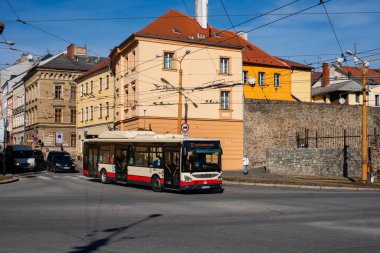 JIHLAVA, CZECH Cumhuriyet - 24 Şubat 2022. Iveco Urbanway 12M # 230 numaralı otobüs Jihlava sokaklarında ilerliyor..