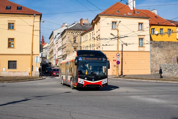 JIHLAVA, CZECH Cumhuriyet - 24 Şubat 2022. Trolleybus Skoda 32TR SOR # 91 Jihlava sokaklarında.