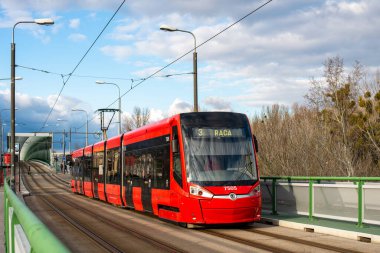 BRATISLAVA, SLOVAKIA - 26 Şubat 2022. Tramvay Skoda 30T1 # 7505 Bratislava sokaklarında yolcularla birlikte.