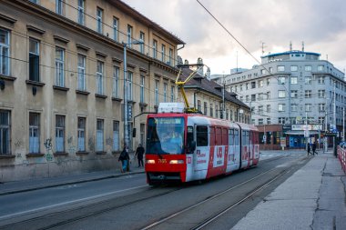 BRATISLAVA, SLOVAKIA - 26 Şubat 2022. Tramvay Tatra K2S # 7135 Bratislava sokaklarında yolcularla birlikte.